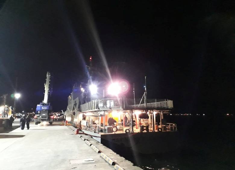 El barco de la marina chilena llamado “Marinero Fuentealba” se prepara para salir a contener un derrame de petróleo en el muelle de la isla Guarello, a unos 250 km de la ciudad de Puerto Natales, en la región de Magallanes, Foto: Reuters