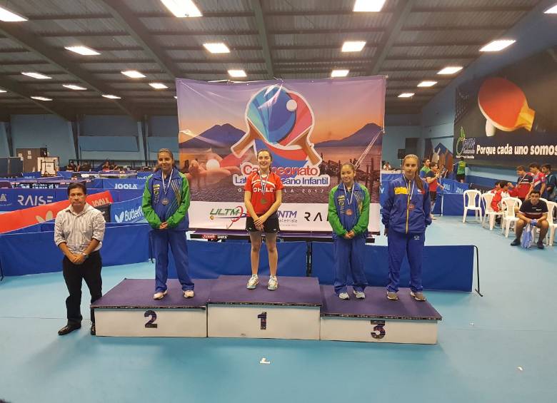 Alejandra Alzate (última a la derecha), única medalla de Colombia en el Latinoamericano de tenis de mesa. FOTO cortesía FCHTM