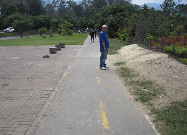 No solo los carros son un peligro para quienes se transportan en bicicleta. Los peatones también invaden frecuentemente el carril de las bicis. FOTO DANIEL PALACIO
