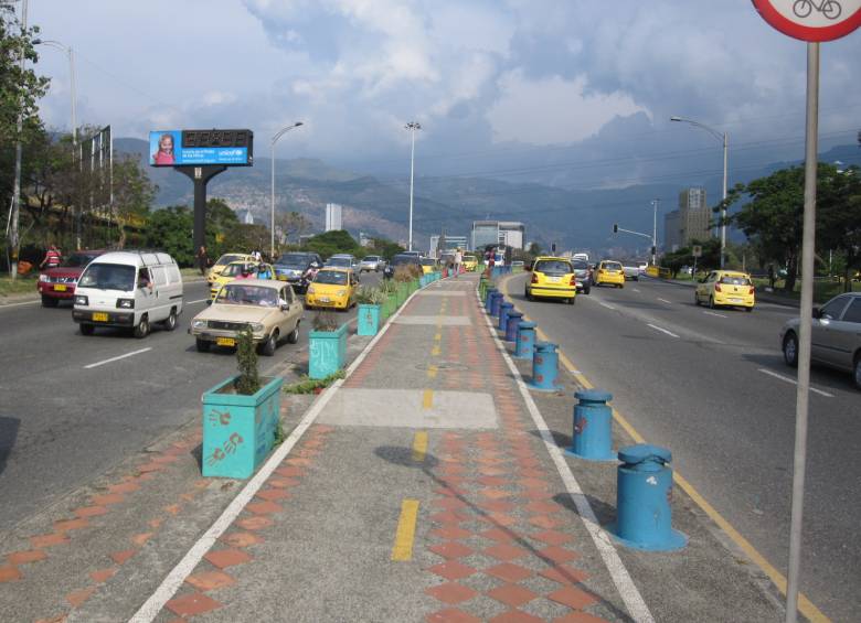 La colorida ciclorruta de San Juan que lleva a Pies Descalzos. Bolardos y materas de distintos colores hacen más ameno el viaje. FOTO DANIEL PALACIO