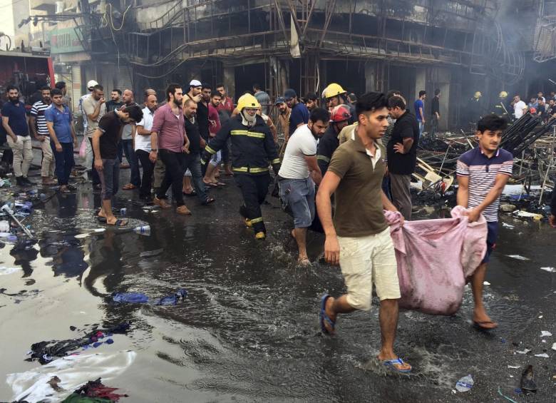 Entre las víctimas de los atentados en Bagdad hay niños y mujeres que realizaban sus compras de cara a la festividad musulmana del Aid al Fitr, con la que culmina el Ramadán. FOTO ap