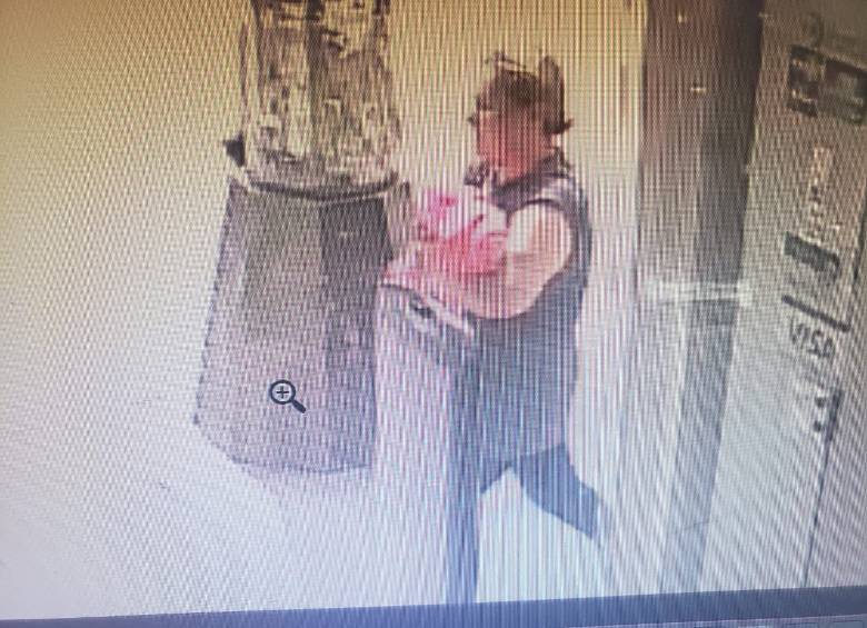 Esta es una de las imágenes que usa la Policía para identificar a la responsable del rapto. FOTO CORTESÍA POLICÍA