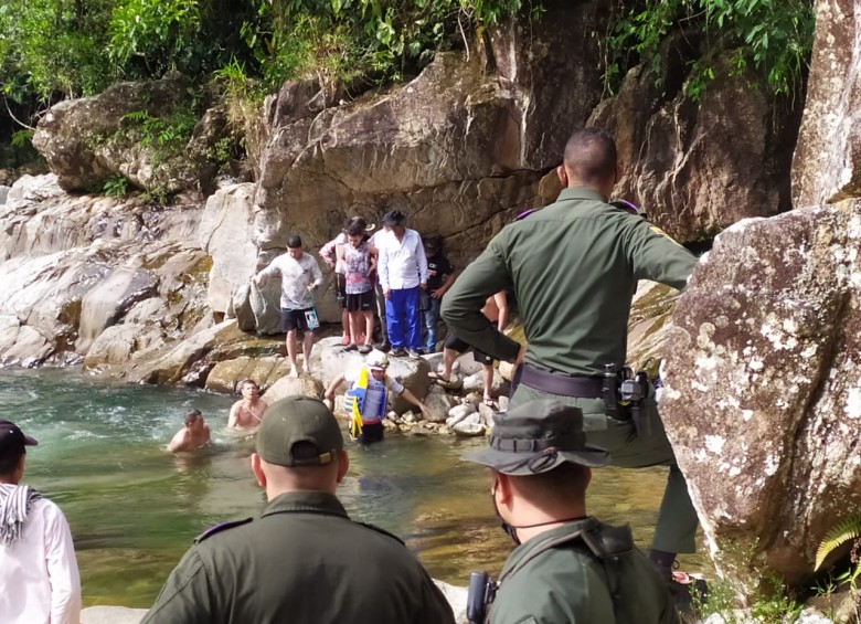 En San Carlos, dos turistas venezolanos se ahogaron en el Río Calderas. Foto: cortesía Comando de Bomberos de San Carlos 