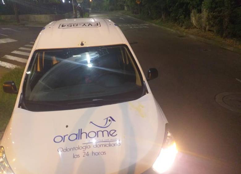 A los odontólogos que llegaron en este vehículo les arrojaron huevos y les gritaron que se fueran. FOTO CORTESÍA