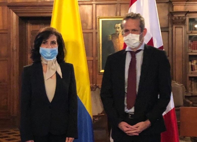 La canciller colombiana, Claudia Blum, y el embajador de Canadá, Marcel Lebleu. FOTO COLPRENSA