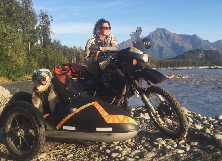 La escritora y aventurera Mallory Paige registra todos los días las aventuras que vive con Baylor en su viaje. FOTO Cortesía http://mallorypaige.com/