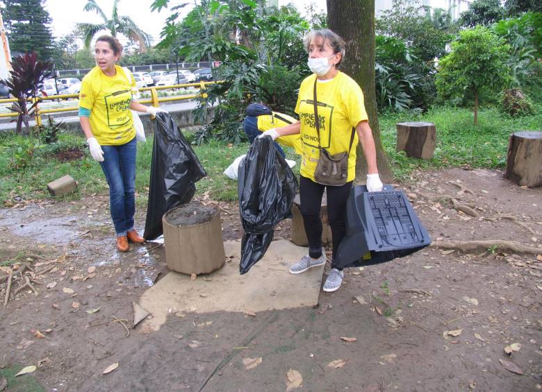Voluntarios residentes en El Poblado realizaron la limpieza en las orillas de quebradas como La Presidenta.