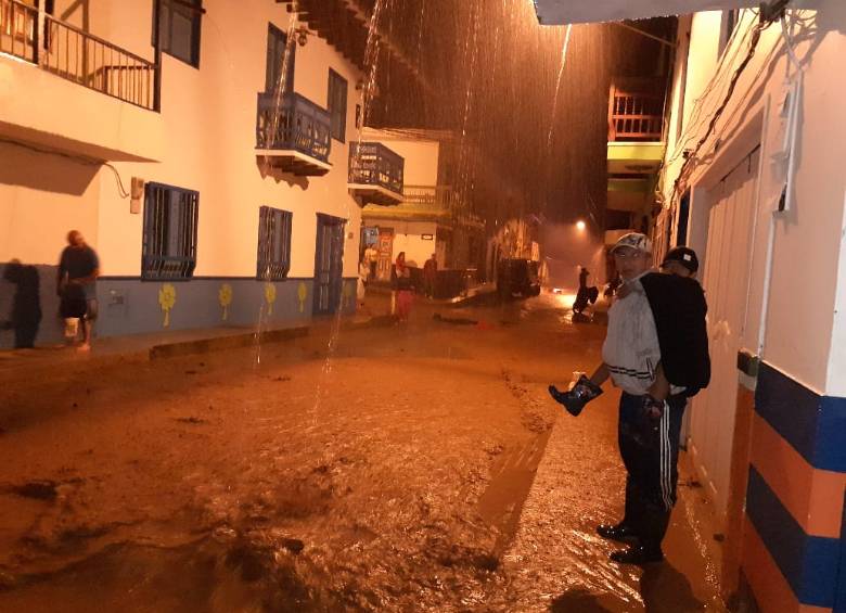 El aguacero generó un arroyo que volvió a bajar hasta el parque principal. IMAGEN: CORTESÍA GUARDIANES ANTIOQUIA