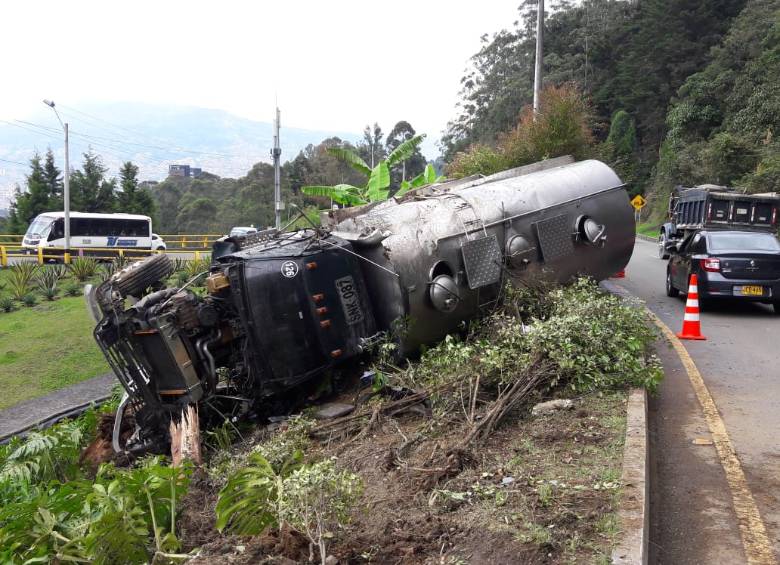 Camión cisterna accidentado en la vía Las Palmas. FOTO Mauricio Palacio