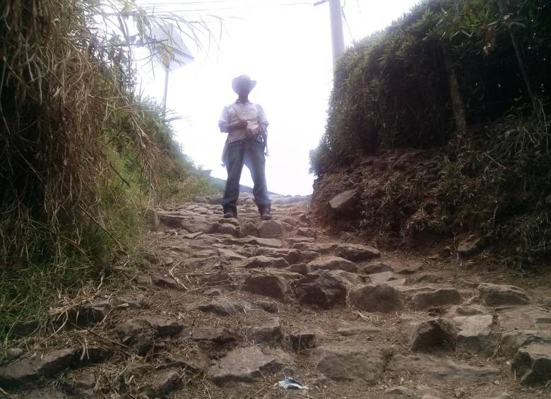 La imagen 1 muestra un camino ancestral sin intervenir. La 2, un camino en escalas y estrecho, algo riesgoso. Y la 3, los nuevos caminos, por los que las mulas resbalan.