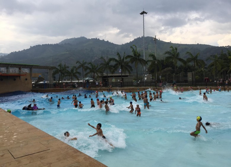 En el parque Ditaires, donde está la piscina de olas, la entrada puede llegar a costar 7 mil pesos como máximo.