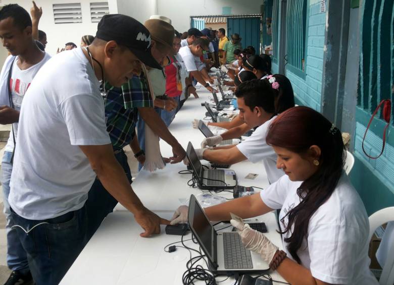En los barrios y municipios se votó en paz