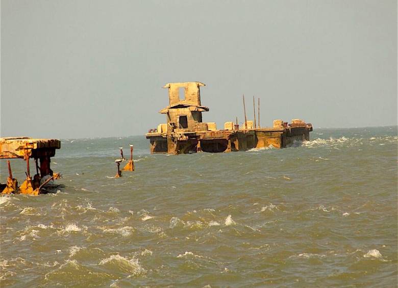El fuerte oleaje que por estos días azota a la región Caribe provocó que 30 metros del muelle del municipio de Puerto Colombia se vinieran abajo, según lo manifestaron habitantes de esa población del Atlántico. FOTO Colprensa - Edson Forbes 