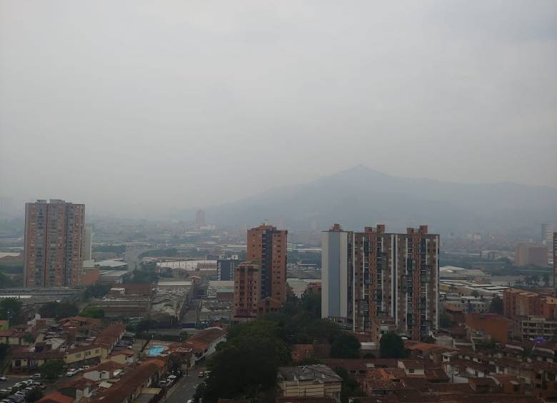 Así se ve el Valle de Aburrá este domingo desde Sabaneta a Itagüí. FOTO Diego Zambrano