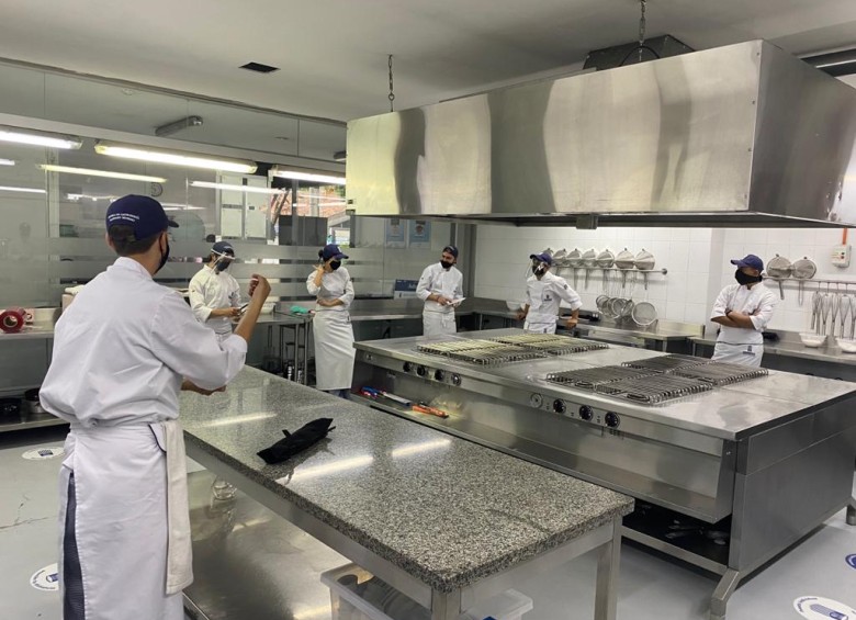 La Escuela reactivó de manera presencial y bajo los más altos estándares de bioseguridad sus laboratorios de cocina en Medellin, Bogotá y Cali. FOTO: CORTESÍA