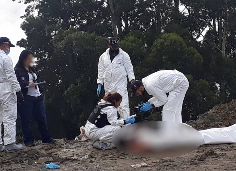 El CTI de la Fiscalía hizo las inspecciones técnicas a los cadáveres. FOTO CORTESÍA