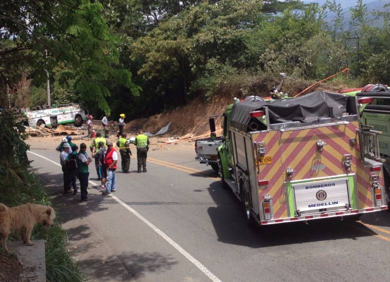 El paso para los vehículos fue habilitado en ambos carriles hacia las 4:00 de la tarde. FOTO RÓBINSON SÁENZ