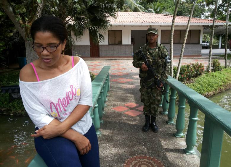 “Karina” ingresó a las Farc a los 16 años y por voluntad propia, según ella, engañada por los ideales revolucionarios. Hoy vive de coser ropa a los militares y vender pollos a desmovilizados. FOTO NELSON MATTA