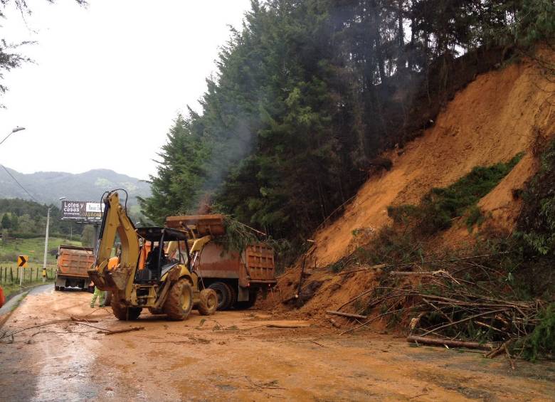 Deslizamiento en la variante Las Palmas. FOTO Julio César Herrera