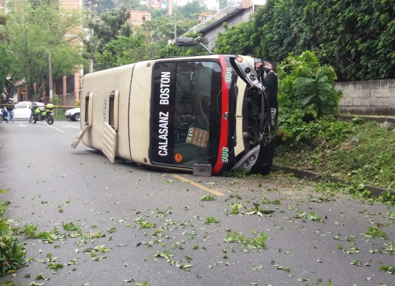 El bus de la empresa Coonatra sufrió volcamiento lateral luego de chocar contra un árbol. FOTO CORTESÍA