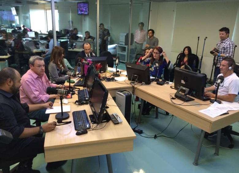 Gran parte del elenco estuvo presente durante el último programa de este año y para la despedida de Hernán Peláez. FOTO CORTESÍA CARACOL RADIO. 
