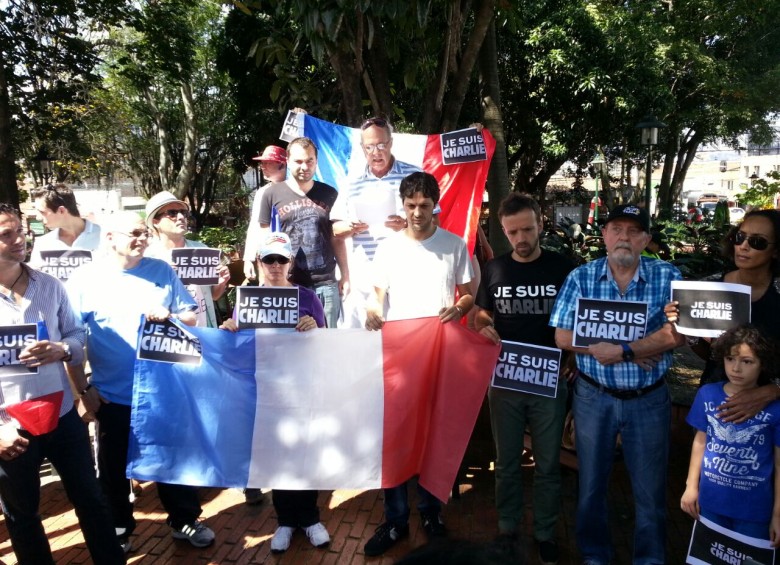 La marcha de los ciudadanos franceses se realiza desde las 10:30 a.m. en el Parque El Poblado y a las 12:30 p.m. en La Plaza de la Libertad se manifestarán los periodistas. FOTO JUAN SEBASTIÁN CARVAJAL