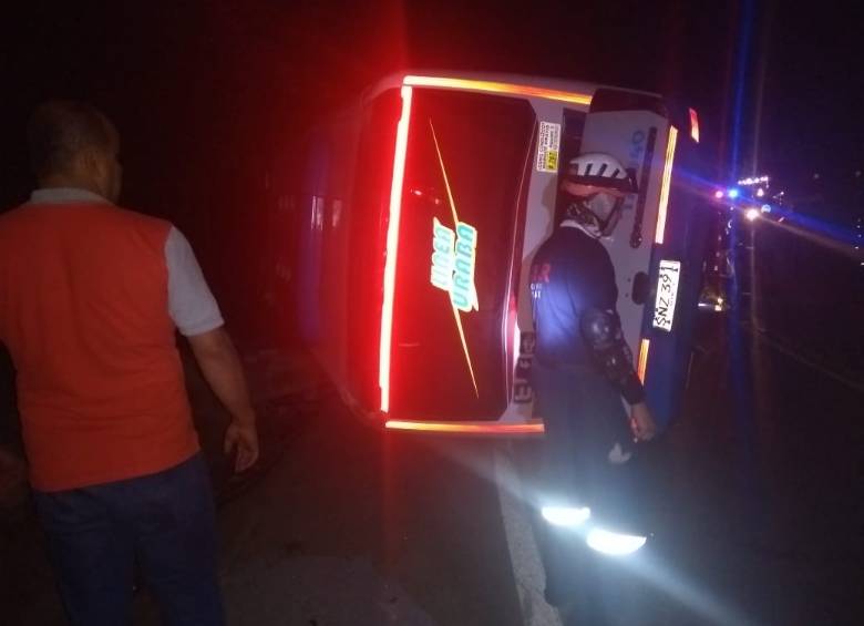 El bus de la empresa Sotraurabá no iba lleno al momento del accidente. Foto: Cortesía Bomberos Sopetrán