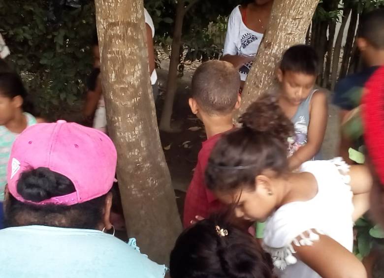 Varios curiosos han llegado hasta el lugar a ver la aparición. FOTO COLPRENSA