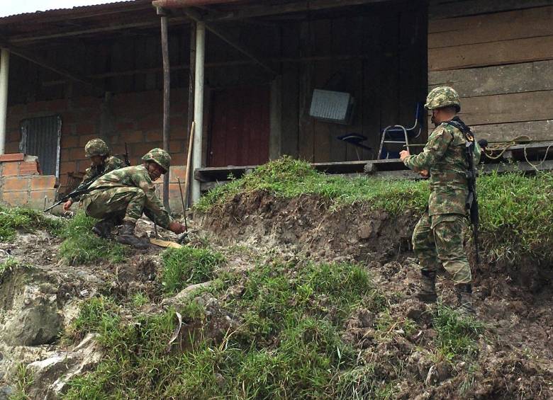 Junto a esta vivienda dejaron los guerrilleros uno de los artefactos explosivos. El Ejército lo destruyó de forma controlada. FOTO CORTESÍA EJÉRCITO