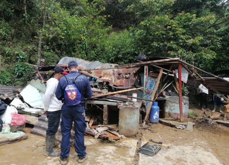 En Angostura, las lluvias generaron el colapso total de una vivienda y dejaron dos heridos leves. FOTO CORTESÍA DAPARD