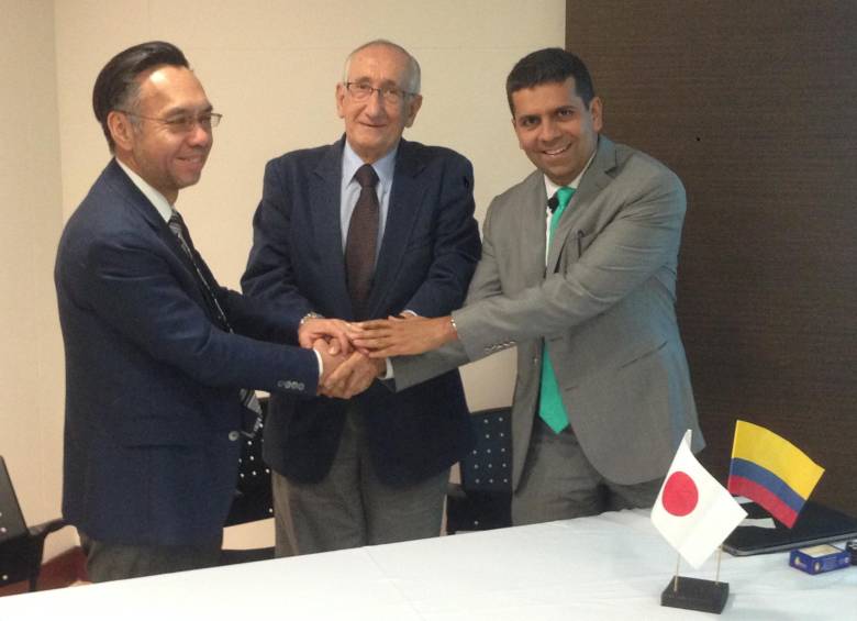 Anuncio de la operación: Yutaka Nakasawa (Itochu), Rodrigo Villa (junta de Corpaúl) y Jorge Réndon (director). FOTO cortesía