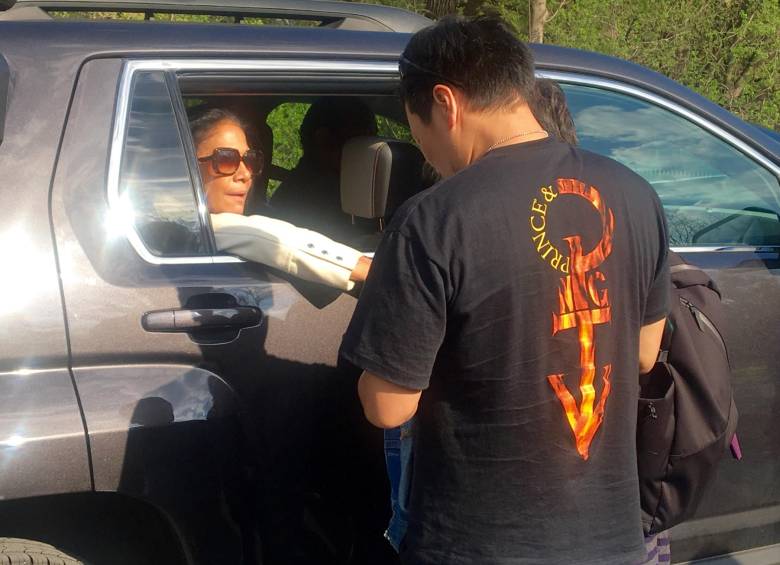 Así fue la llegada de Sheila E. a la ceremonia privada. FOTO AP