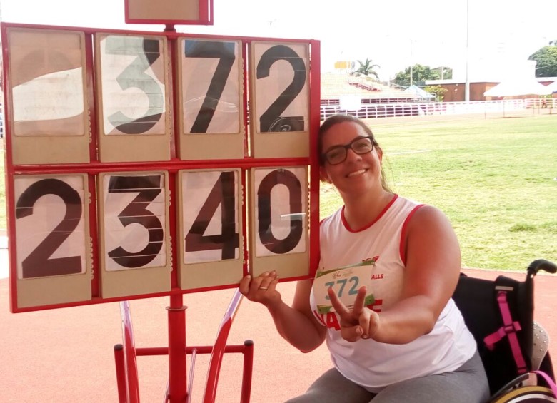 La deportista muestra la distancia que logró en el lanzamiento que fue avalado como récord de las Américas. FOTO CORTESÍA-COMITÉ PARALÍMPICO DE COLOMBIA