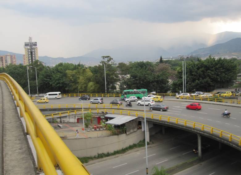 A menos de un kilometro de las oficinas del periódico, el puente de La Aguacatala, una de las subidas más duras para quienes utilizan la bici como medio de transporte alternativo. FOTO DANIEL PALACIO