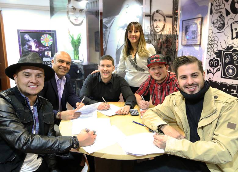 De izquierda a derecha: El Profe – Piso 21, Tomas Rodríguez – Presidente Warner Music México, Dim – Piso 21, María Mercedes Montejo – Directora General Warner Music Colombia, Pablito – Piso 21 y El Llane – Piso 21 en las oficinas de Warner Music Colombia en Bogotá. FOTO Cortesía