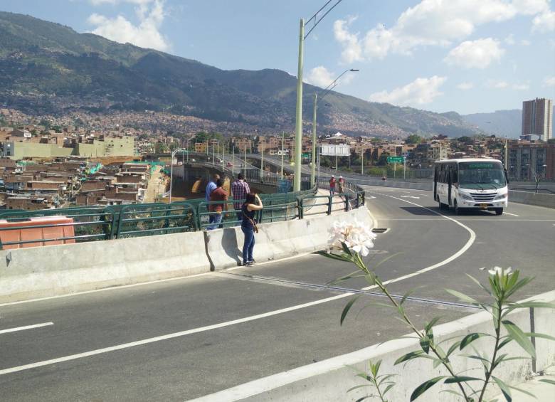 Las ciclorrutas y los pasos peatonales comparten espacio en el puente de la Madre Laura. Están delimitados por colores en el piso, según explicó Secretaría de Infraestructura. FOTO VANESA RESTREPO
