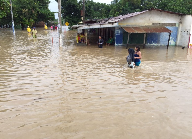 En el municipio de Zona Bananera, Magdalena, se desbordó el Río Tucurinca a causa de las lluvias de la madrugada del domingo. FOTO colprensa