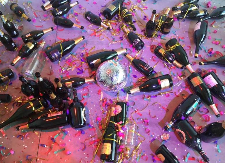 La exposición, obra de las artistas Goldschmied & Chiari, reproduce los restos de una fiesta terminada y abandonada entre colillas, botellas de champán y confetis de colores. FOTO CORTESÍA
