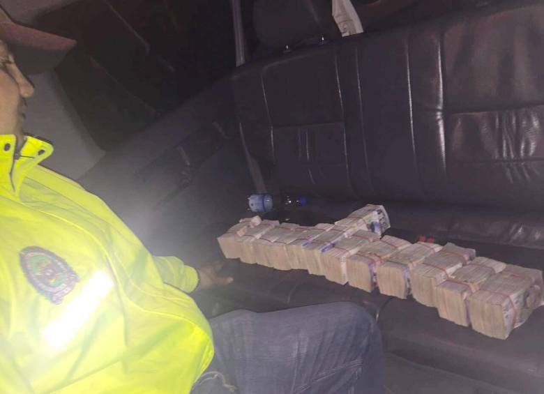 Según las autoridades, el dinero venía en varias caletas en las cajas de los altoparlantes. Los dos compartimentos, ubicados en cada costado del vehículo, escondían fajos de billetes de 50.000 pesos. CORTESÍA POLICÍA