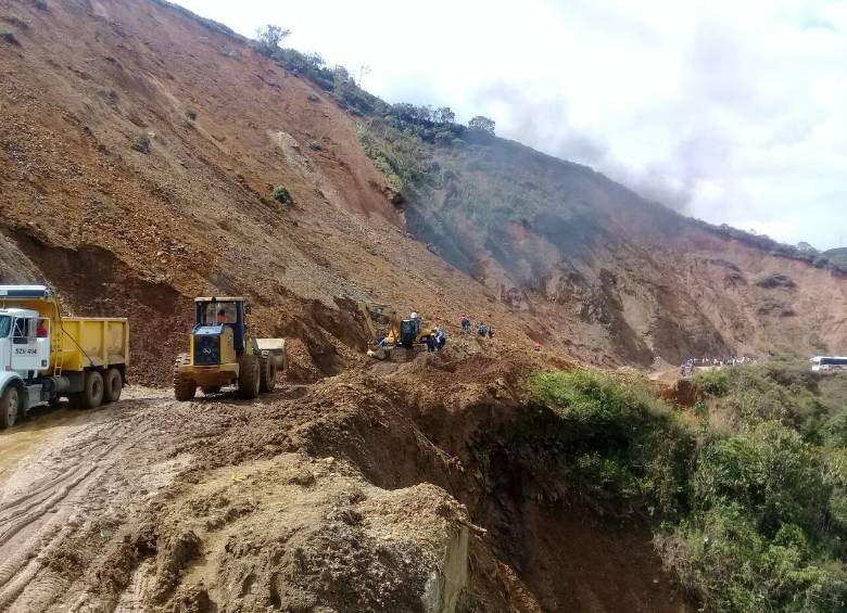 Derrumbe mantiene cerrada la vía Medellín-Quibdó