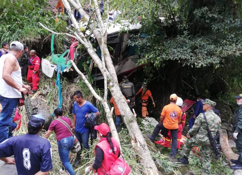 Accidente de bus en zona rural de Inza, Cauca. FOTO COLPRENSA