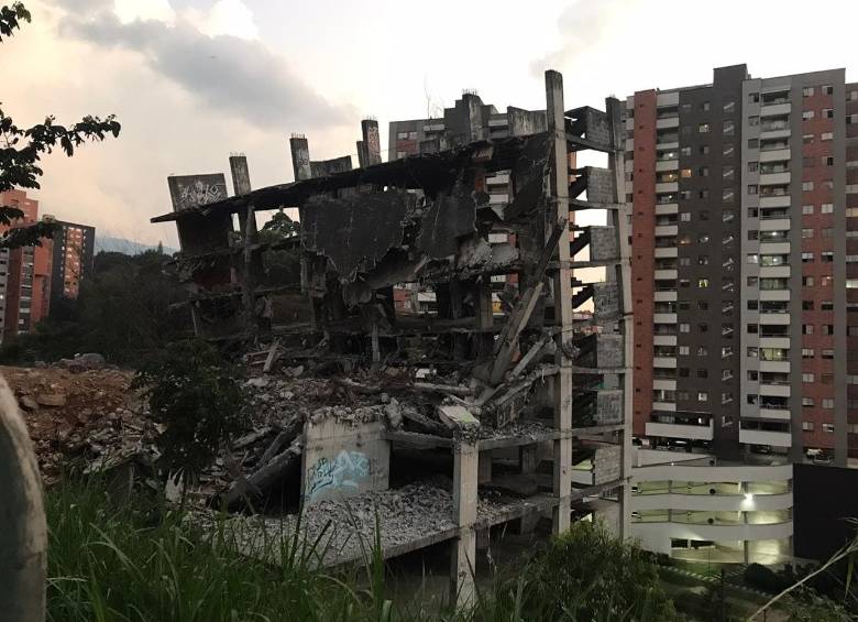 Este edificio en la Loma del Esmeraldal tiene autorización de la alcaldía de Envigado para ser demolido. FOTO JULIO CÉSAR HERRERA