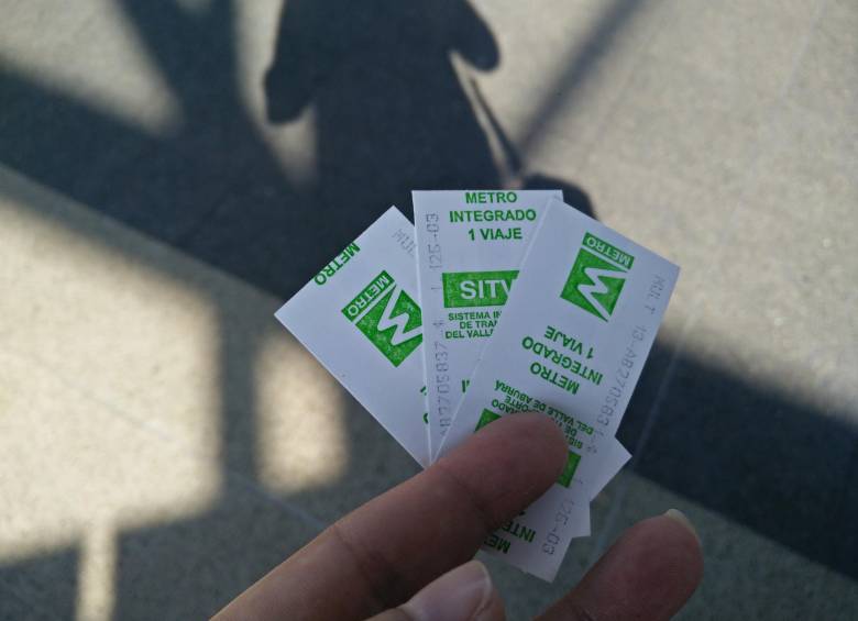 Tiquetes que se revenden afuera de las estaciones son los mismos que se consiguen en las cabinas del Metro. FOTO Vanesa Restrepo.