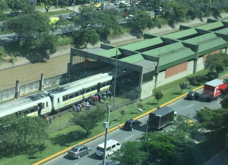 Los pasajeros en la estación Industriales fueron evacuados antes de que el tren llegar a plataforma. FOTO CORTESÍA CHRISTIAN ZAPATA