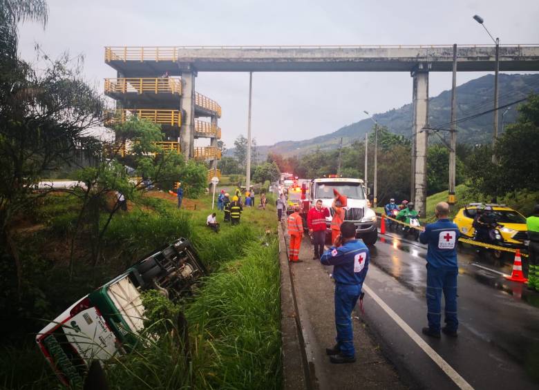 El accidente se presentó en la doble calzada Bello - Hatillo. FOTO CORTESÍA GUARDIANES ANTIOQUIA
