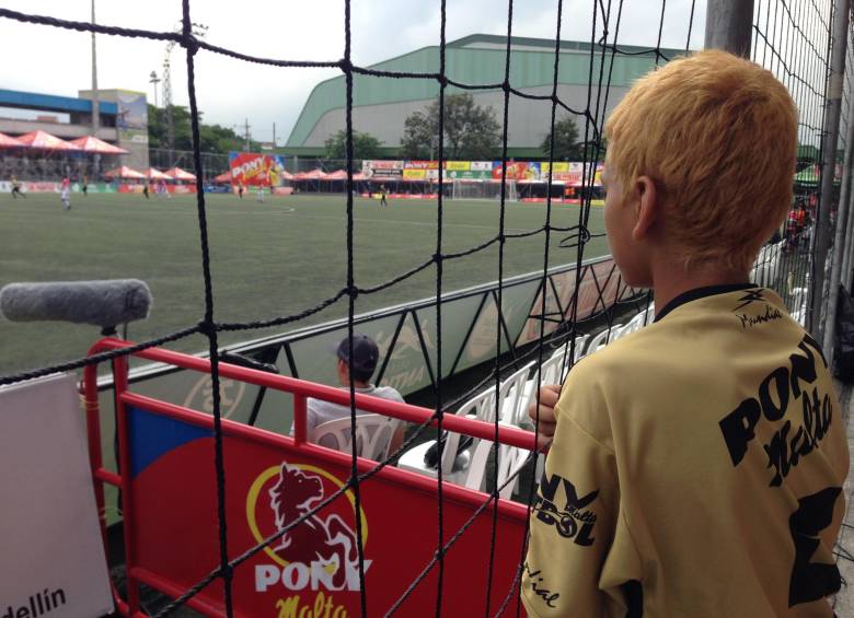 Chicos del equipo de Andes le ponen picardía al torneo cambiando el color de su cabello.