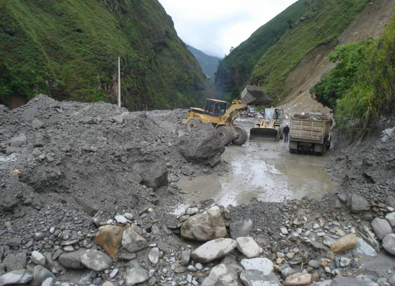 El Ministerio de Transporte informó que en la carretera cayeron 25 mil metros cúbicos de tierra en 21 puntos. Ayer, el concesionario, logró retirar 5.000. FOTO colprensa