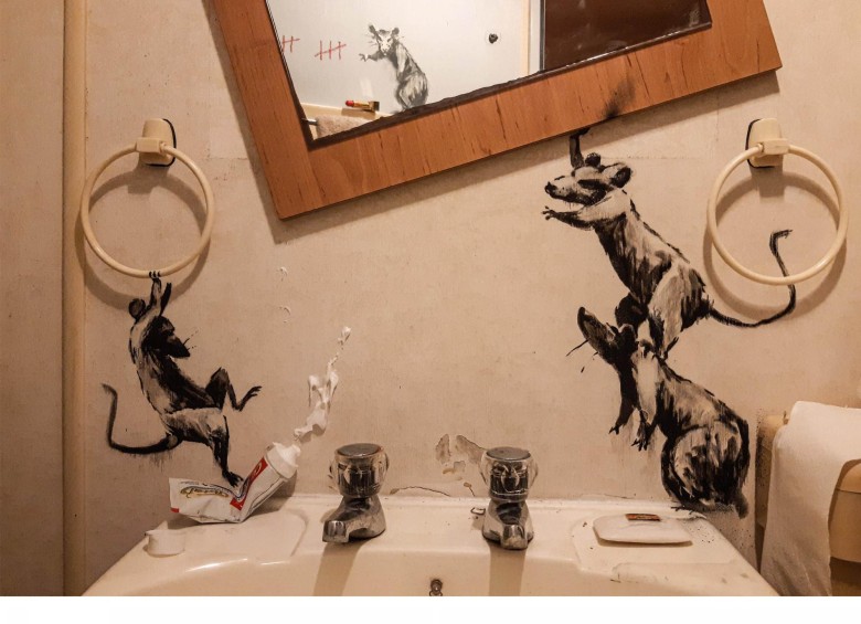 En la nueva pieza de Banksy se ve a una serie de ratas haciendo maldades en un baño. Foto: www.banksy.uk.co
