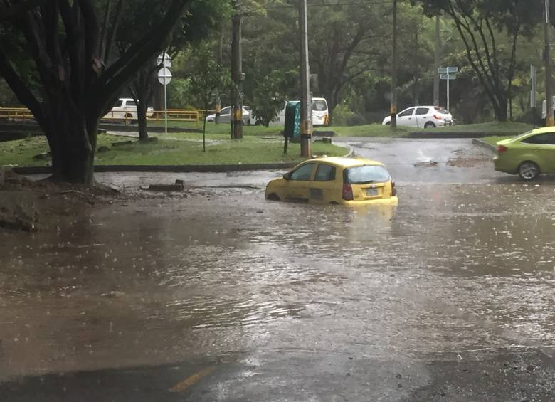 Múltiples inundaciones en vía pública se registraron en Medellín. FOTO CORTESÍA