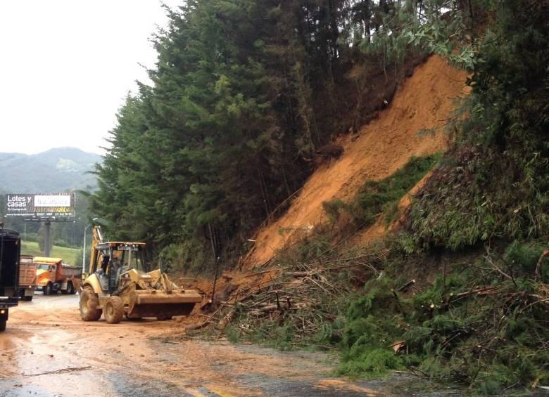 El trabajo en la vía ha sido intenso para retirar el derrumbe. FOTO Julio César Herrera